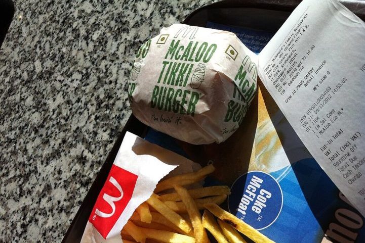 Na Índia, por exemplo, onde a maioria da população não consome carne bovina devido a restrições religiosas, o McDonald's oferece uma variedade de opções vegetarianas, como o McAloo Tikki. 