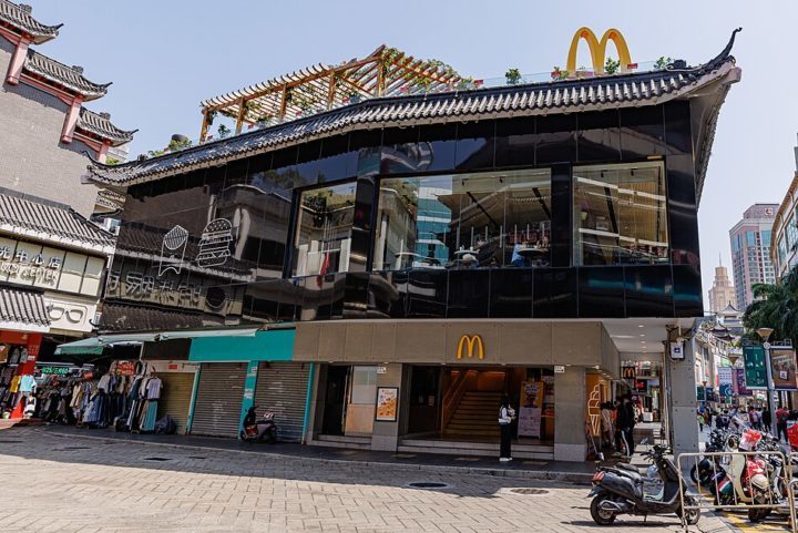 A decoração das unidades também varia, refletindo a cultura local. Por exemplo, o McDonald's na China pode ter elementos decorativos tradicionais chineses.