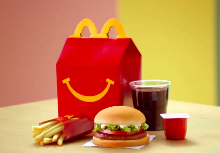 O restaurante também investe em campanhas sociais, a exemplo do McDia Feliz, um evento que acontece todo ano em que uma porcentagem das vendas do BigMac é redirecionada para instituições de combate ao câncer infanto-juvenil.