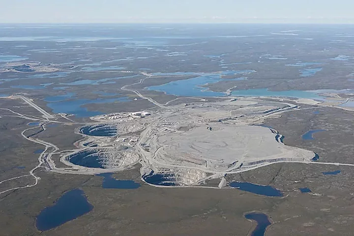 Canadá: 17,6 milhões de quilates. Territórios do noroeste que eram campos de caça se transformaram em importantes áreas de extração de diamantes. A primeira mina abriu em 1998. Das quatro minas do país, três ficam nessa região. 