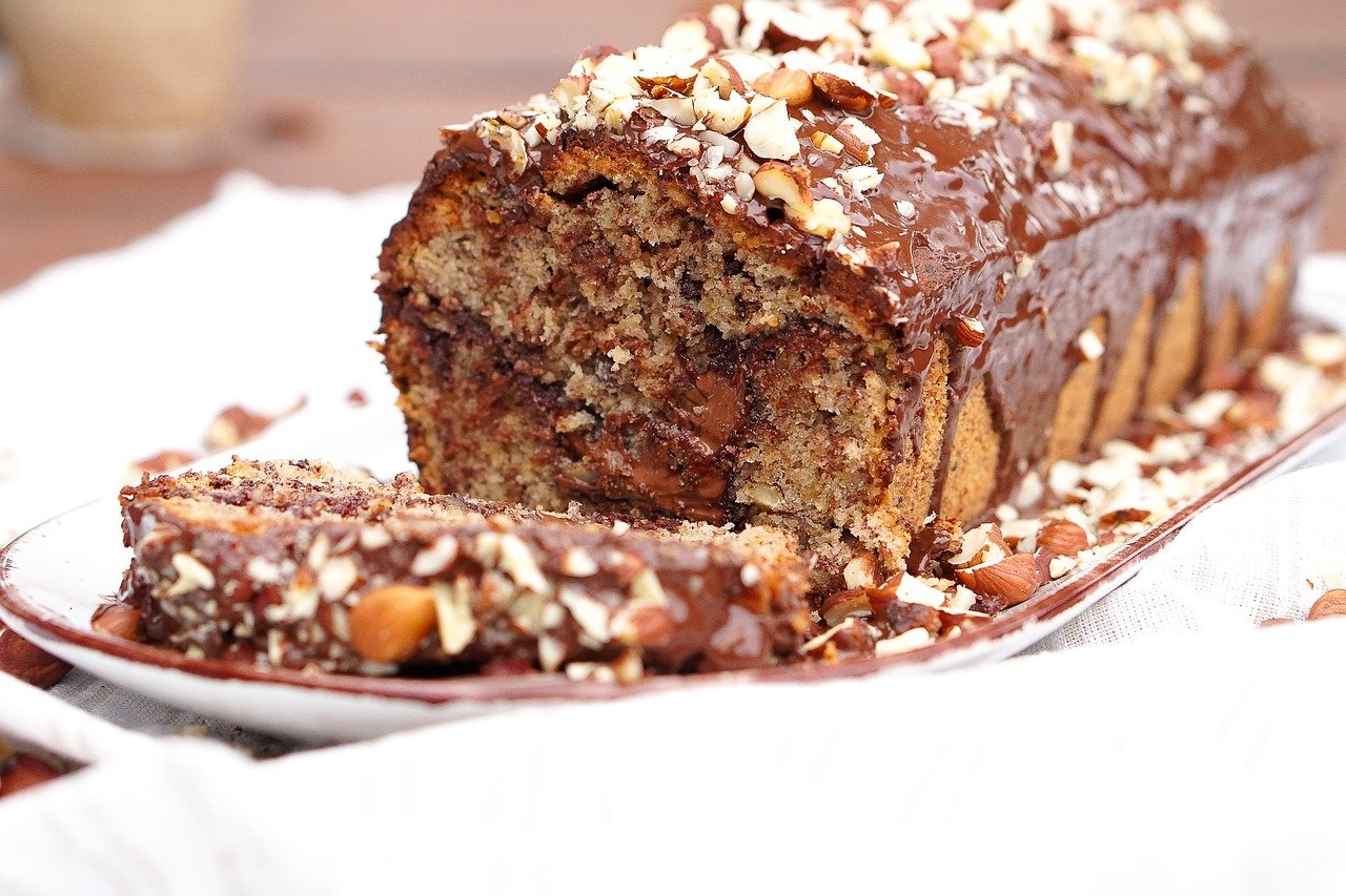 Uma das guloseimas mais apreciadas pelos consumidores é o bolo de nozes, que leva a massa com pedacinhos da semente e, ainda, outros ingredientes conforrme o gosto de cada um. 