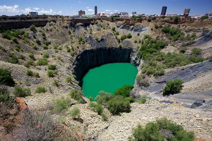 África do Sul - 9,7 milhões de quilates . Os primeiros diamantes foram achados em 1869 numa rocha azul que recebeu o nome de quimberlito. Um dos maiores depósitos é na província de Gauteng. 