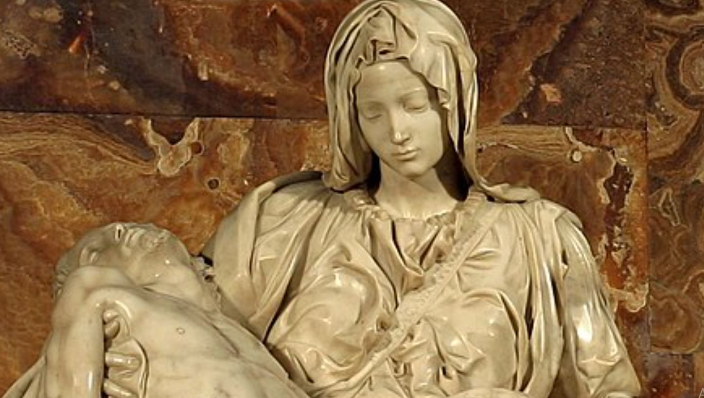 PietÃ  - A escultura de Maria, mÃ£e de Jesus, com o filho morto nos braÃ§os, foi feita em 1499 e tem tamanha delicadeza que mal dÃ¡ pra acreditar ser feita de mÃ¡rmore. Ã? a Ãºnica obra de Michelangelo que leva a assinatura do autor na peÃ§a. EstÃ¡ na faixa que atravessa a roupa de Maria. 