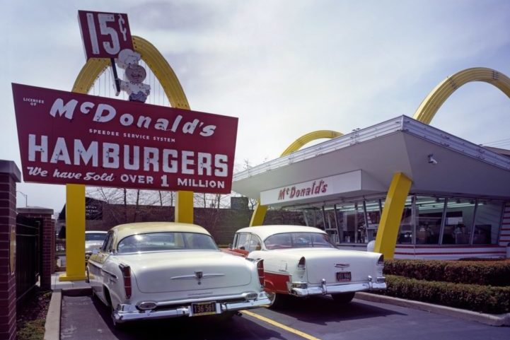 Em 1954, Ray Kroc, um vendedor de máquinas de milk-shake, viu o potencial do restaurante dos irmãos McDonald e propôs a ideia de expandir a franquia.