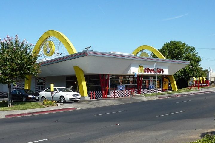 A abertura da primeira franquia sob a gestão de Ray Kroc ocorreu em 1955, em Des Plaines, Illinois, marcando o início da expansão global do McDonald's.