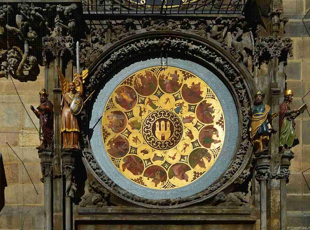 Relógio Astronômico de Praga (Pražský orloj) - Instalado em 1410, o Relógio Astronômico de Praga é o terceiro mais antigo do mundo e ainda em funcionamento. Localizado na torre da Prefeitura da Cidade Velha, o relógio oferece um espetáculo a cada hora, com figuras mecânicas que se movem ao som dos sinos.