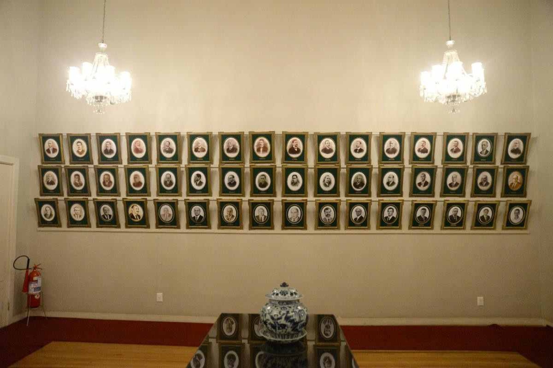 Sala 'Os Grandes de Minas' abriga retratos de todos os ex-governadores