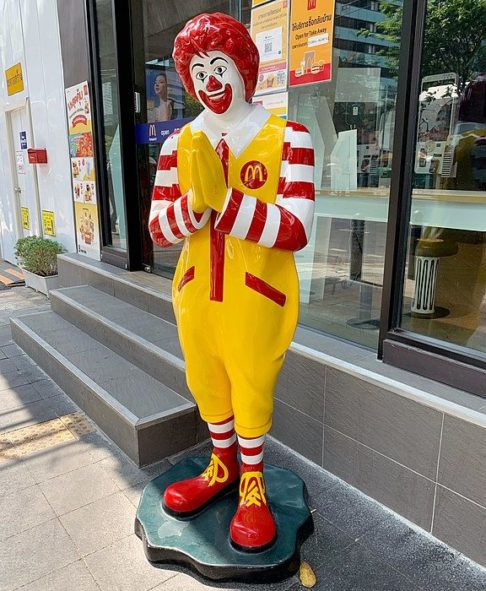 A marca investiu pesadamente em marketing, criando mascotes icônicos como Ronald McDonald e campanhas publicitárias memoráveis.