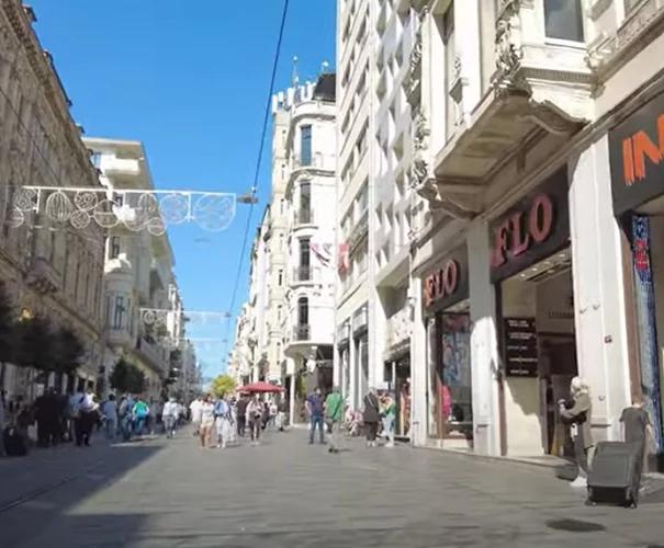 Rua Istiklal (?stiklal Caddesi) - Uma das ruas mais famosas de Istambul, Istiklal Caddesi é uma avenida vibrante repleta de lojas, restaurantes, galerias e edifícios históricos. Durante o século XIX, era o centro cultural e comercial da cidade.