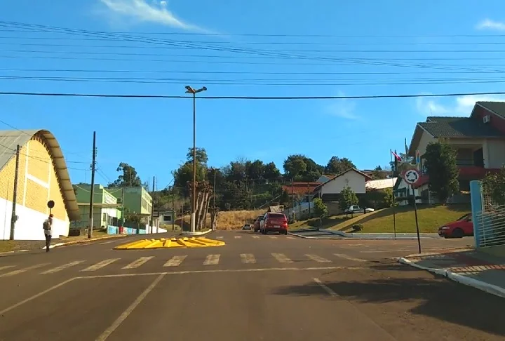 A economia local é predominantemente agrícola, com destaque para o cultivo de milho, trigo e soja, além da pecuária.