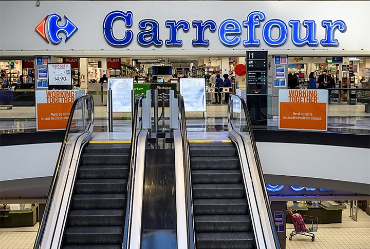 O Carrefour opera com diferentes modelos: Hipermercados (Lojas de grande porte com variedade de produtos alimentícios, eletrônicos, roupas, etc); 
Supermercados (Lojas menores, focadas em compras do dia a dia);  Carrefour Express (Lojas de conveniência para compras rápidas em áreas urbanas); e 
Atacadão (Modelo atacarejo, ideal para compras em grande volume com preços reduzidos)
