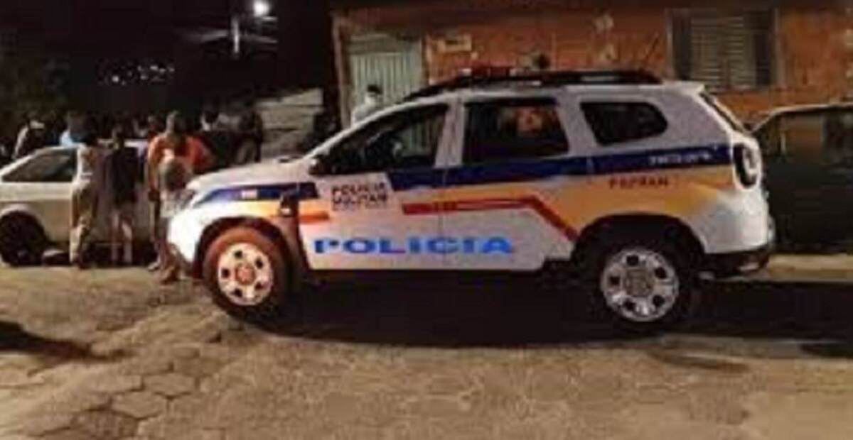 Crime ocorreu por volta de 20h30. Polícia procura por criminosos -  (crédito: Redes sociais)