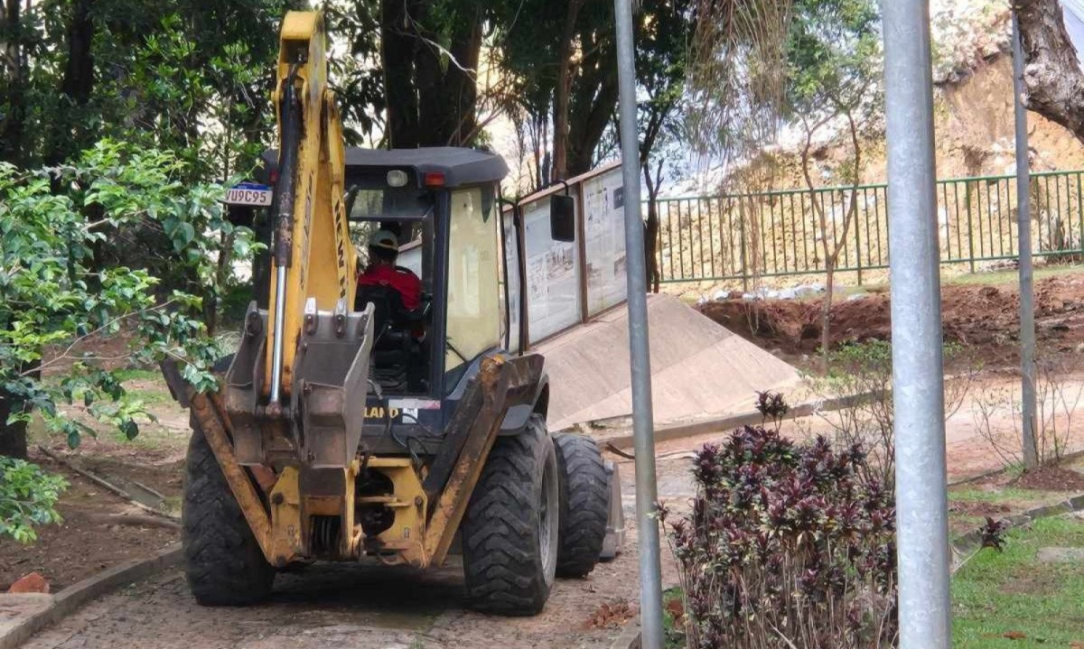 Retroescavadeiras atuam no Parque Municipal Lagoa do Nado, mas obras de reconstrução da barragem ainda não têm data para começar -  (crédito: Jair Amaral/EM/D.A Press)