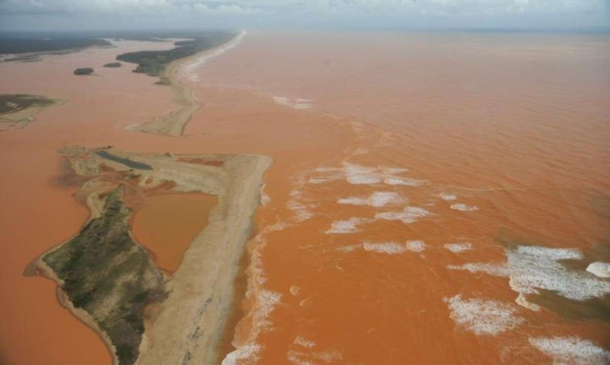 Vista da foz do Rio Doce contaminado com lama toxica  -  (crédito:  Leandro Couri/EM/D.A Press)