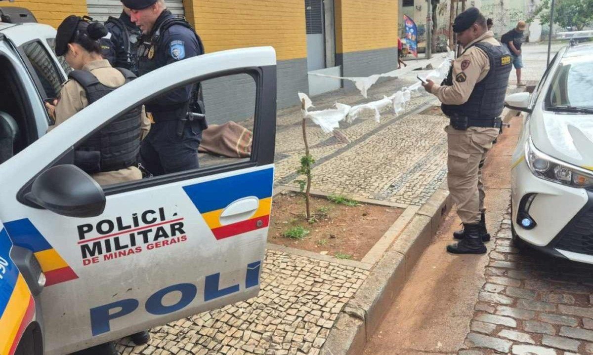 Polícia Militar atende ocorrência de morador em situação de rua encontrado morto no centro de Belo Horizonte -  (crédito: Jair Amaral/EM/D.A Press)