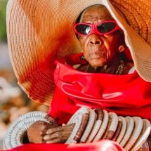 Conheça a vovó africana que virou ícone fashion: "posso conquistar o mundo" - divulgação/Luxury Media Zambia
