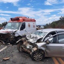 Duas pessoas morrem em colisão entre ambulância e carro no Norte de Minas - Reprodu&ccedil;&atilde;o / Pol&iacute;cia Militar Rodoviaria