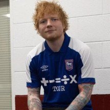 Ed Sheeran participa de contratação de meio-campista para o Ipswich Town -  (crédito: Foto: Divulgação/Ipswich Town)