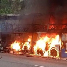 Homem é preso por suspeita de incendiar ônibus de viagem com 40 pessoas - PRF/Divulgação