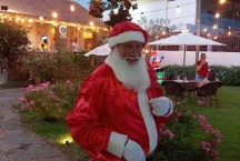 Papai Noel visita o Mercadinho de Natal em Lagoa Santa e fica encantado 