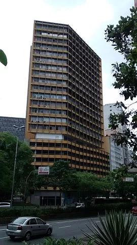 Edifício Joelma (São Paulo) - Uma das maiores tragédias do Brasil ocorreu quando um incêndio se espalhou rapidamente pelo prédio, em 1974. Dos 756 ocupantes do edifício, 187 morreram e mais de 300 ficaram feridos. O prédio foi reformado e, desde então, há relatos de figuras e vozes misteriosas no local. 