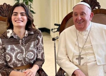 Nava Mau, atriz de Bebê Rena, encontra o papa Francisco  -  (crédito: Instagram)