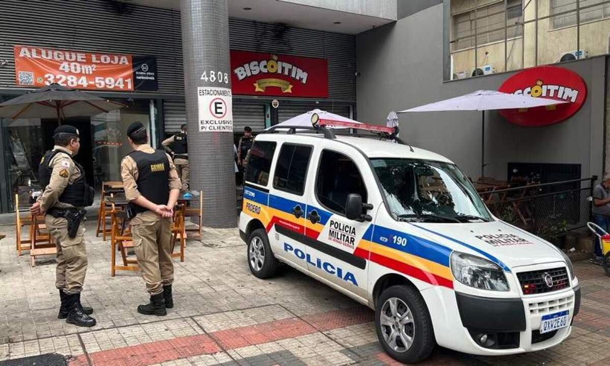 Uma viatura da PM passava pelo local no exato momento em que acontecia a agressão -  (crédito: Edésio Ferreira/EM/D. A. Press)