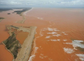 Vista da foz do Rio Doce contaminado com lama toxica  -  (crédito:  Leandro Couri/EM/D.A Press)