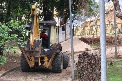 Retroescavadeiras atuam no Parque Municipal Lagoa do Nado, mas obras de reconstrução da barragem ainda não têm data para começar -  (crédito: Jair Amaral/EM/D.A Press)