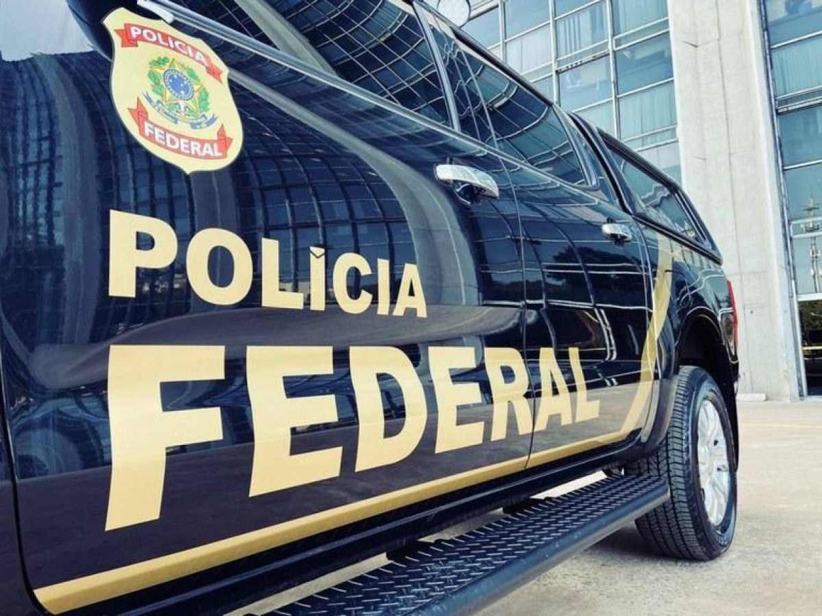 Ex-policial que matou adolescente é deportado dos EUA e preso em Confins 