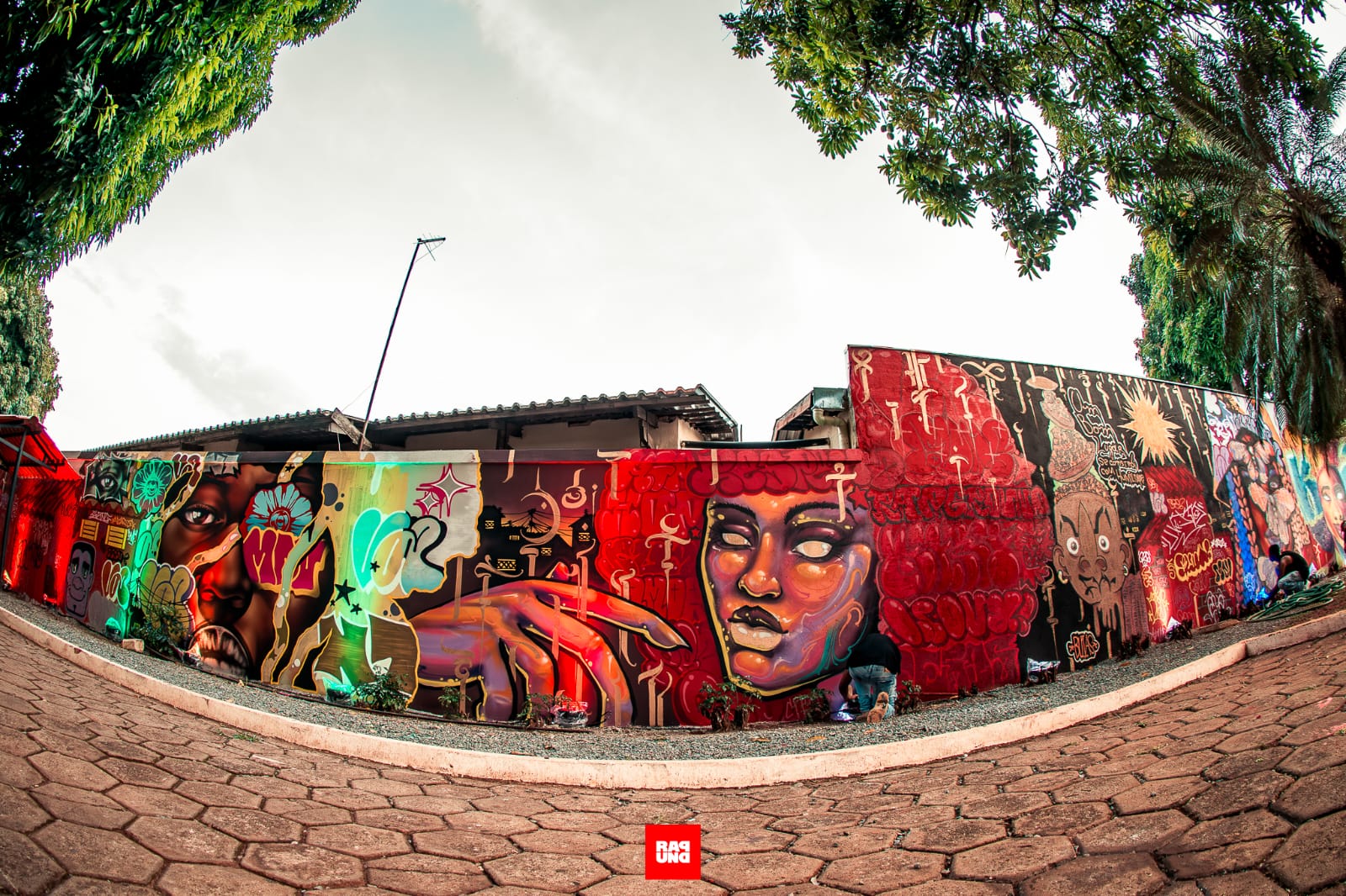 Centro Cultural Martim Cererê - Goiânia, Goiás - Durante a Ditadura Militar (1964-1985), presos foram afogados nas caixas d’água do imóvel - e muita gente afirma que seus espíritos permaneceram ali.  Hoje é local de shows  e peças de teatro.