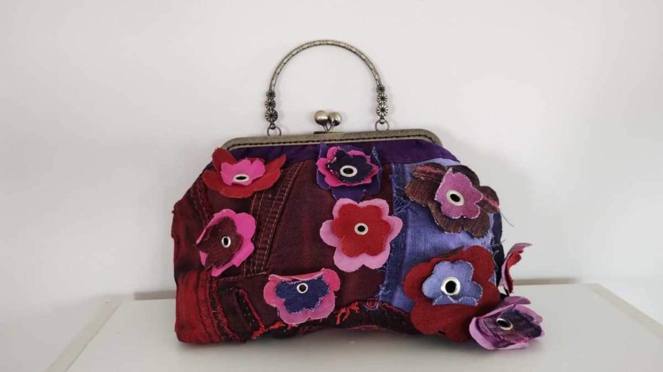Bolsas florais e bordadas da grife Emília Palha