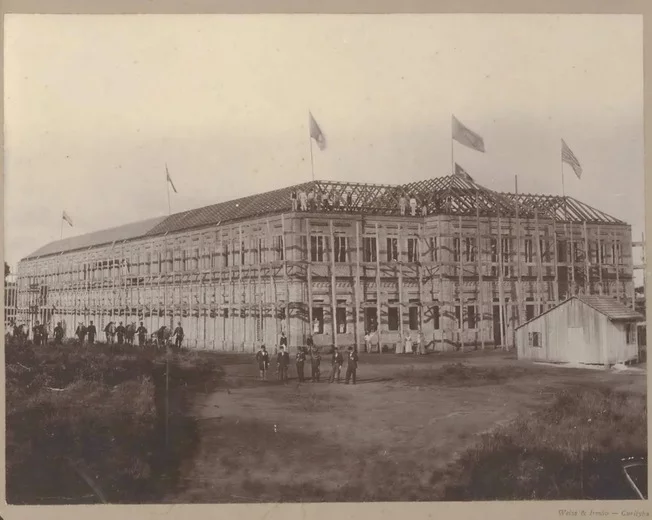 Presídio do Ahú (Curitiba, PR) - Era o local onde ficavam os presos mais perigosos, assombrados por um fantasma em forma de palhaço. Foi inaugurado em 1905 e fechado em 2006. A construção contém um calabouço com cinco solitárias no subsolo. Passou a ser utilizada para gravações de cinema e TV.