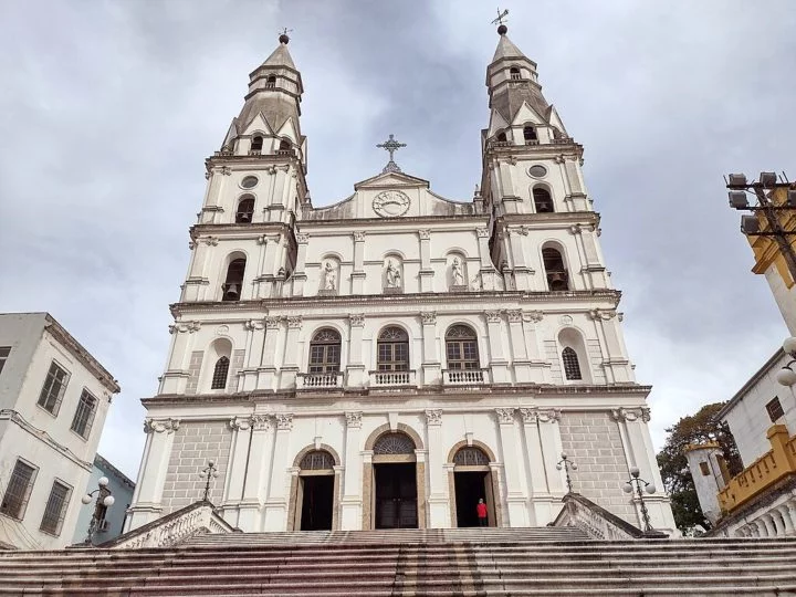 Igreja de Nossa Senhora das Dores - Porto Alegre, Rio Grande do Sul - Construída por quase 100 anos, entre 1807 e 1904, teria sido amaldiçoada no passado. Diz a lenda que um escravo foi condenado à morte em praça pública injustamente. Diante disso, antes do ser enforcado, o homem teria rogado uma praga contra a construção.