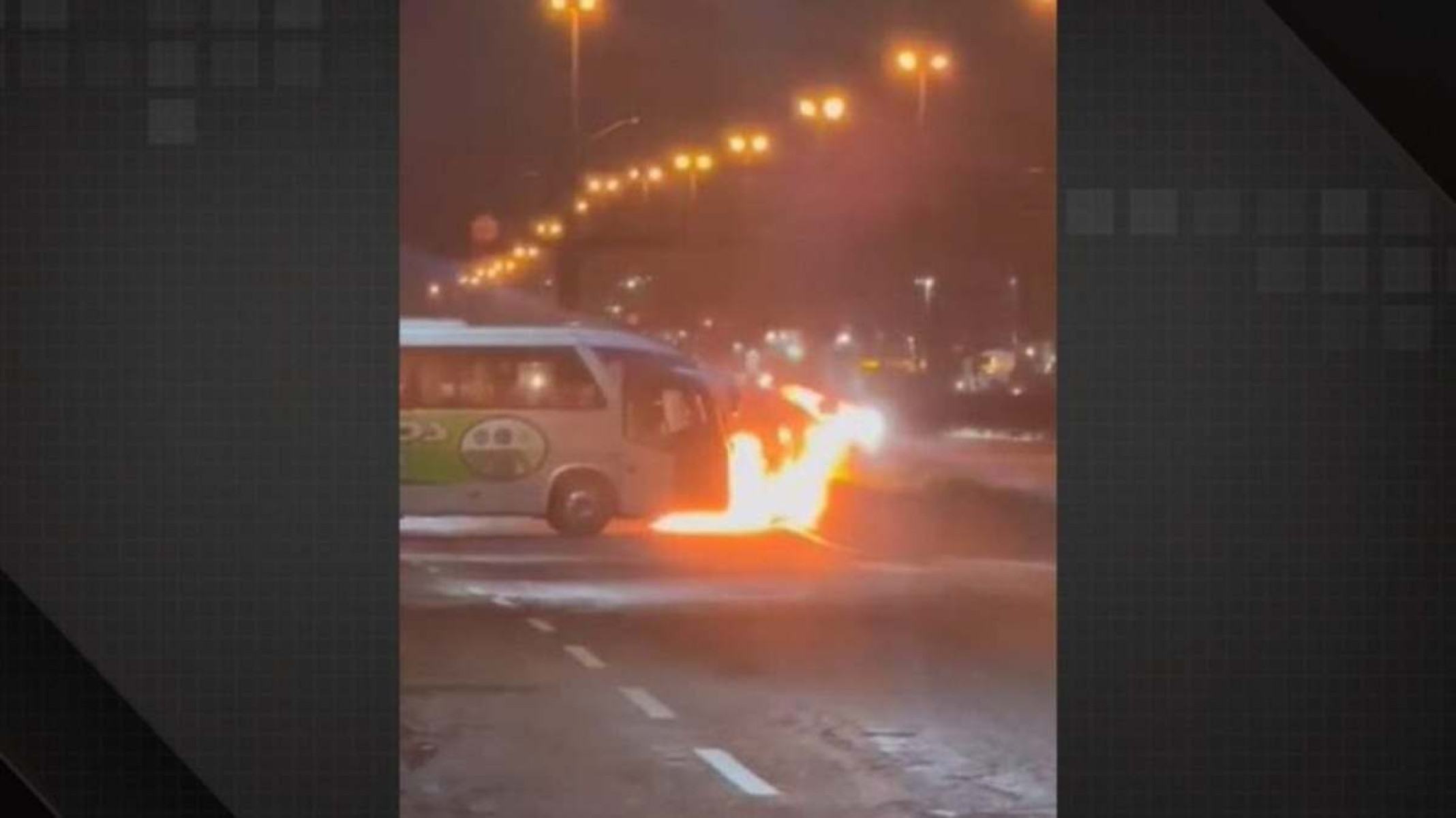 Ônibus foi incendiado durante tiroteio entre bandidos e policiais no Rio de Janeiro