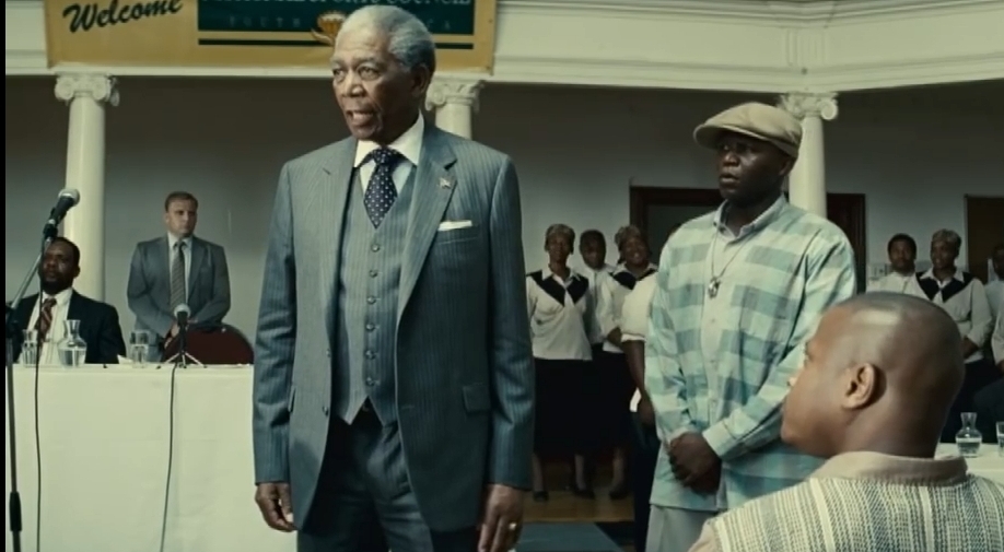 No filme biográfico de Nelson Mandela “Invictus” (2009), Morgan Freeman interpreta ninguém menos que o próprio biografado, no momento em que ele assume a presidência da África do Sul no período pós-apartheid.