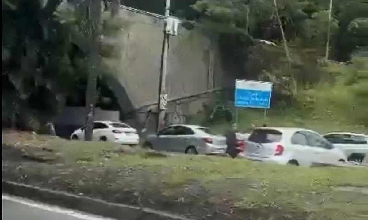 Suspeitos caminham entre carros no acesso ao Túnel Rebouças durante arrastão, na manhã neste sábado (23) -  (crédito: Redes Sociais / Reprodução)