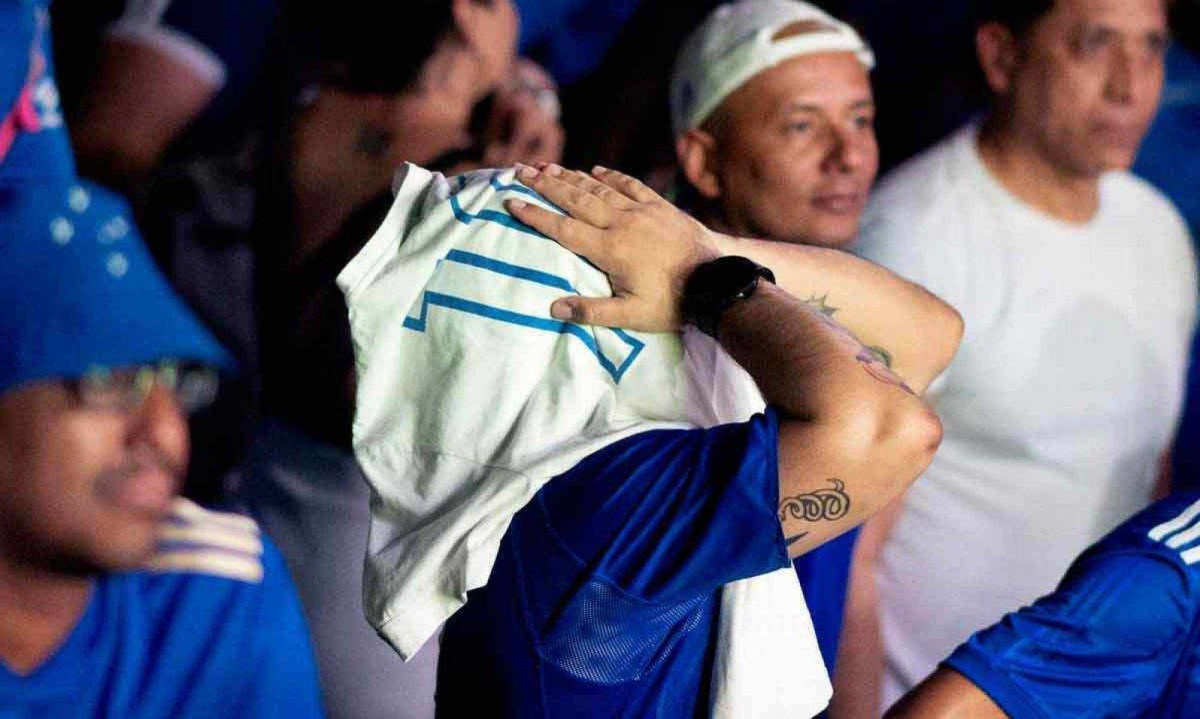 A torcida do Cruzeiro ficou desolada em Assunção, mas a diretoria do clube reafirmou que no ano que vem haverá mais investimentos para trazer títulos -  (crédito: Douglas MAGNO/AFP)