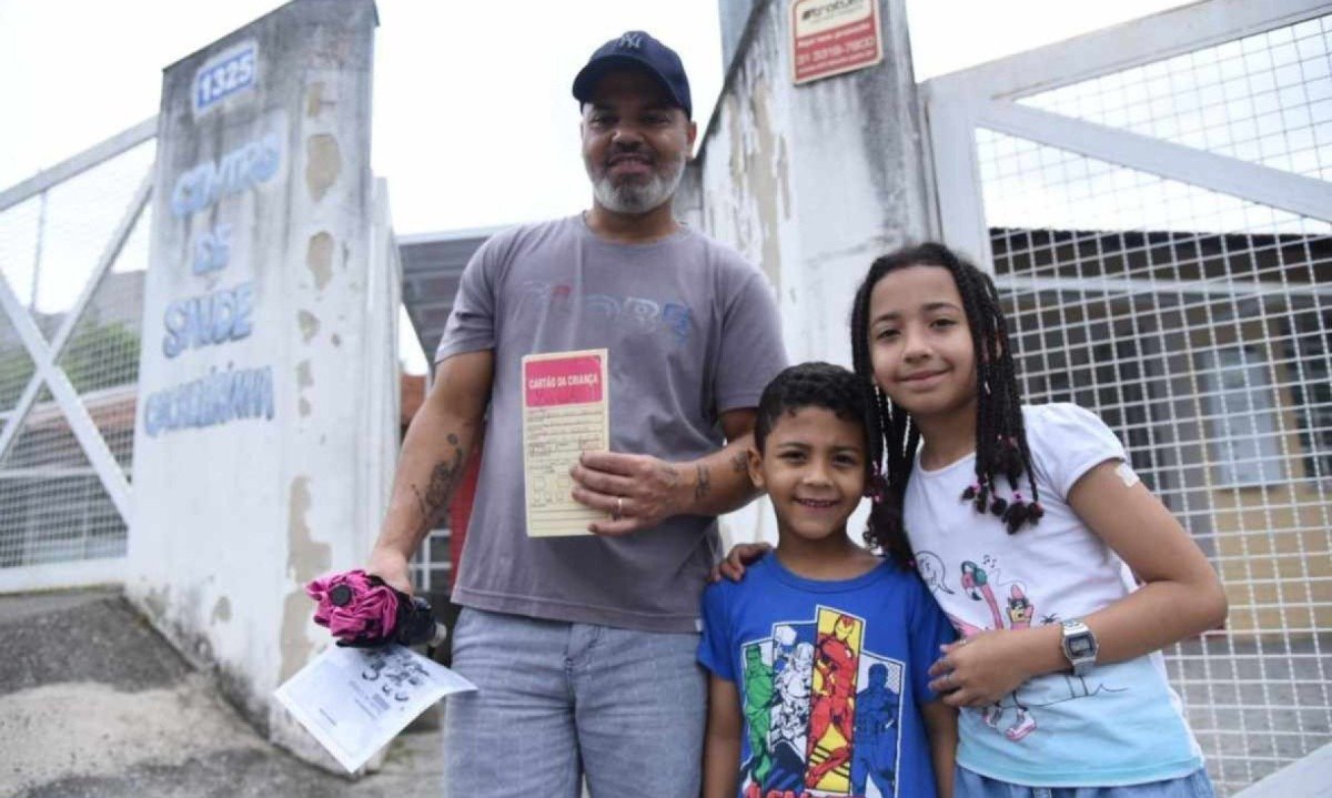 Ricardo Gomes Ribeiro com os filhos Larah Loren (10) e Gabriel (6), no Centro de Saúde Cachoeirinha -  (crédito: Gladyston Rodrigues/EM/D.A. Press)