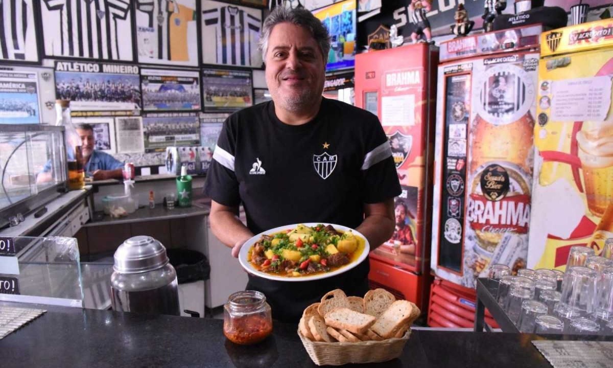 Atleticano 'doente', Salomão Jorge Filho cativa a freguesia com simpatia e tira-gostos como carne de panela com mandioca
 -  (crédito: Gladyston Rodrigues/EM/D.A Press)