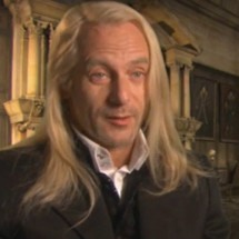 Jason Isaacs, o Lúcio Malfoy de &#8216;Harry Potter&#8217;, virá ao Brasil em 2025 - Youtube/ClevverTV
