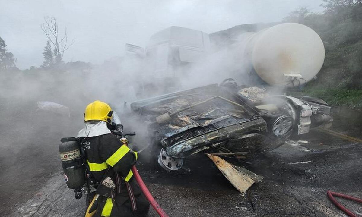 Carro bateu e capotou em seguida, ficando totalmente destruído -  (crédito: CBMMG)