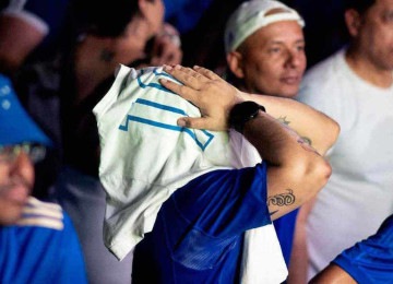 A torcida do Cruzeiro ficou desolada em Assunção, mas a diretoria do clube reafirmou que no ano que vem haverá mais investimentos para trazer títulos -  (crédito: Douglas MAGNO/AFP)