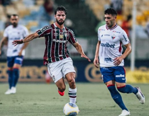 MARTINELLI – A falha infantil no lance do primeiro gol comprometeu o seu jogo. Visivelmente inseguro, pois a cada vez que tocava na bola, depois desse erro, a torcida o vaiava. Cresceu na etapa final. NOTA 5,0 Foto: Lucas Merçon/Fluminense