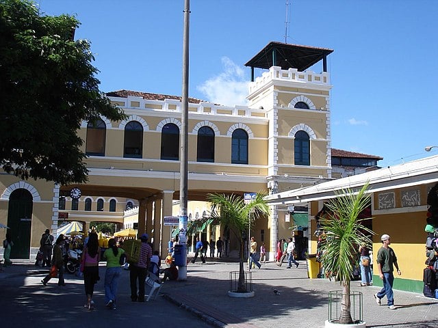 Santa Catarina: Tash Tolo? (Tá louco?);  Manezinho (morador da Ilha de Florianópolis); Lagartear (passear); Jererê (rede de pesca); Calhau (coisa grande); Botar tento (prestar atenção); Matar a pau (acertar em cheio); Em 2 toques (rápido); Ajojado (quieto)