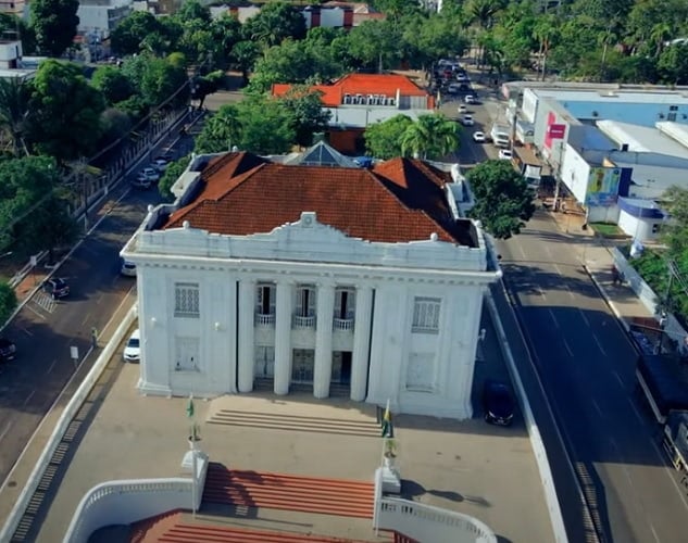 Acre:  Arre diacho (expressão de espanto); Arrodear (dar a volta); Espocar (estourar); Xiringar (espalhar): Cutex (esmalte); Extrato (perfume): Ruma (amontoado); Baldear (jogar água do balde). 