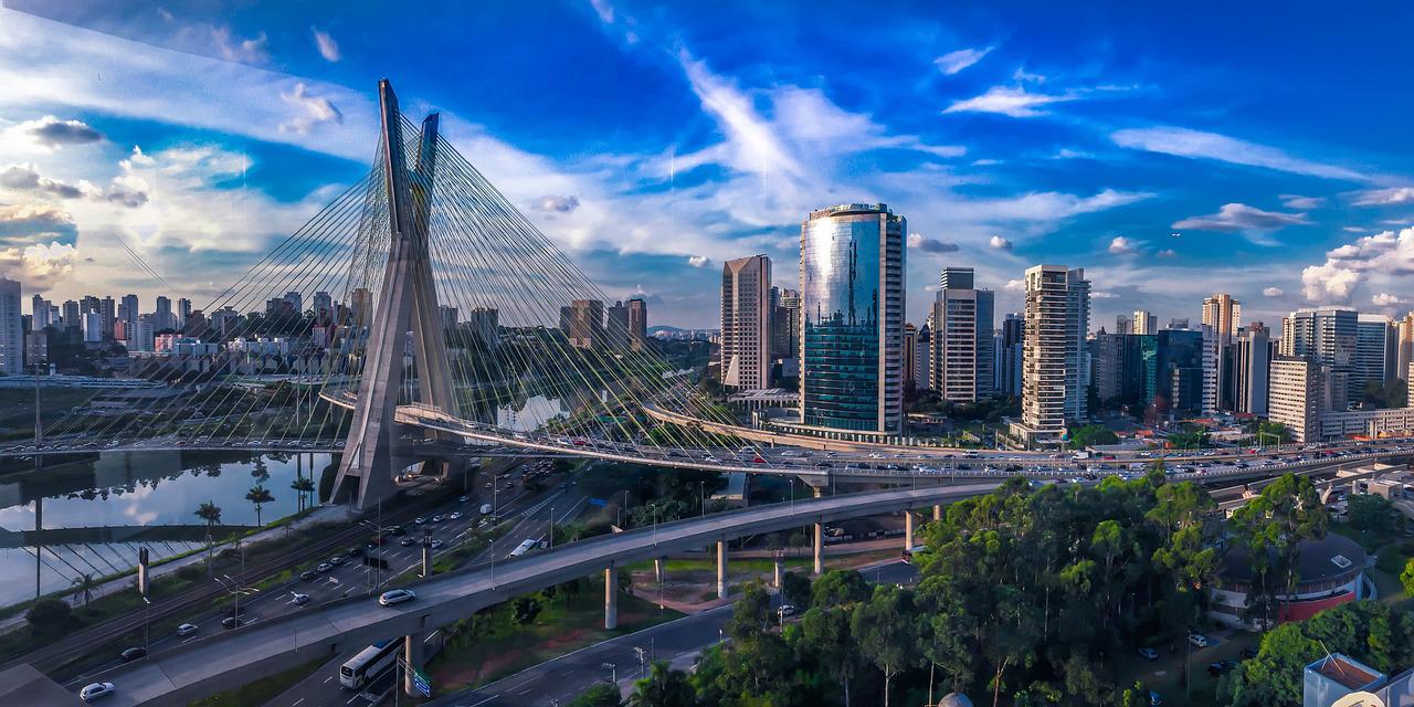 São Paulo: Mano, Meu (homem ou mulher); Bang (coisa); Camelar (andar a pé); Dar um pião (dar uma volta); Da Hora (legal); Dois Palitos (rápido); Na faixa (de graça); Rolê (festa); Bater uma laras (comer); Bugado (perdido, sem entender); B.O. (problema). 