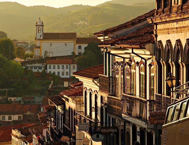 Minas Gerais: Uai (Interjeição com vários sentidos); Sô (senhor); Arredar (mexer); Trem (coisa); Cata-jeca (ônibus do interior); Fragar (entender); Zé Dend'água (bobo); Bololô (confusão): Bicudo (bêbado); Pica a mula (cai fora).  