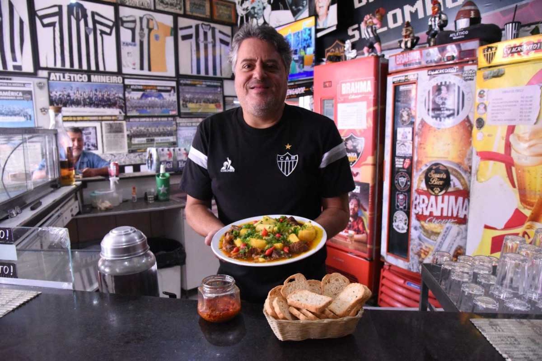 Bares vestem a camisa de times e viram arquibancada fora dos estádios