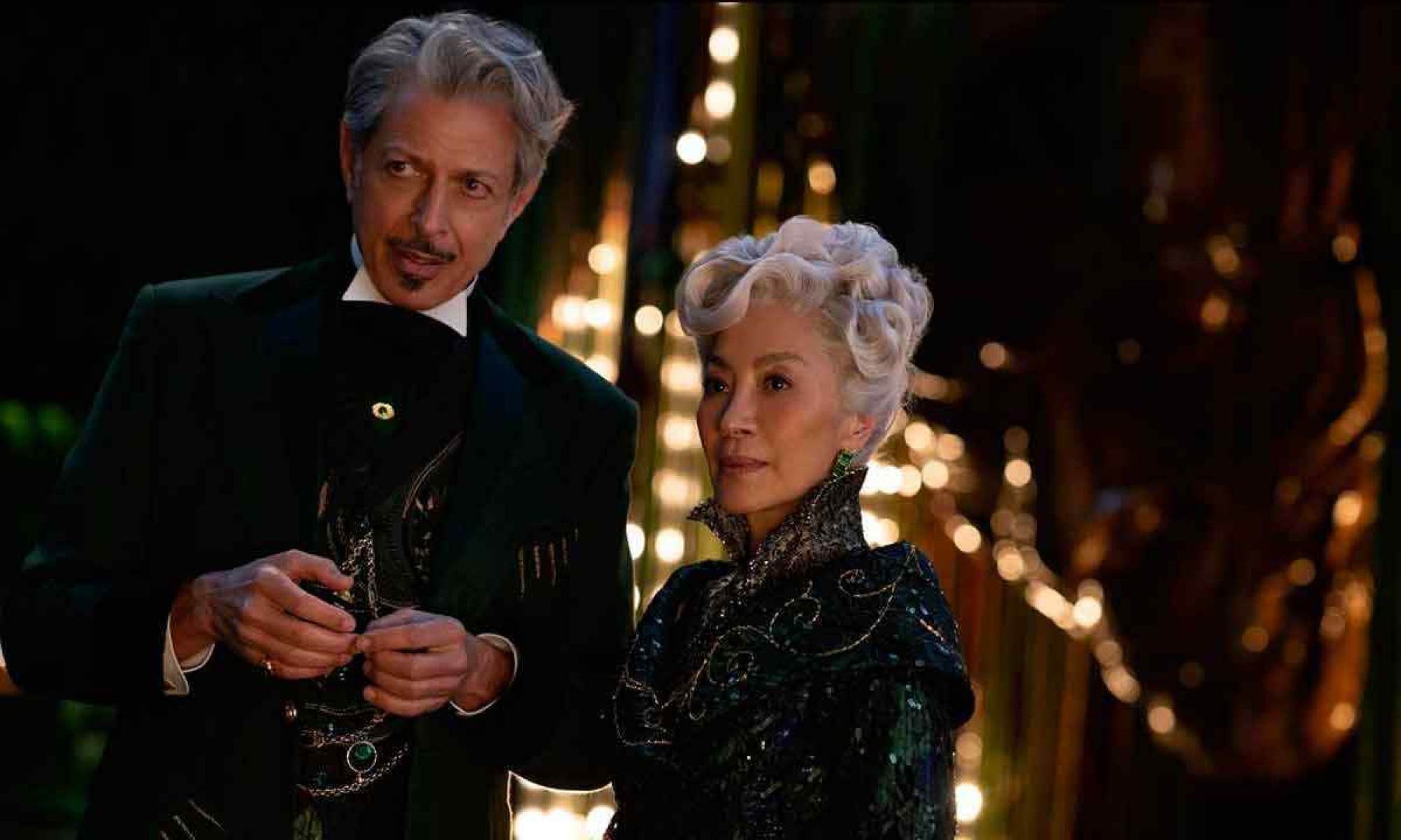 Jeff Goldblum vive o Mágico, e Michelle Yeoh interpreta Madame Morrible na 
história, que será contada em dois filmes. A segunda parte está prevista para 2025